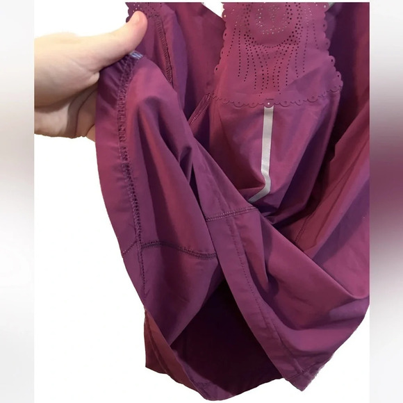 Lululemon Run A Marathon Singlet in Magenta Lulu Symbol Cutout Size 2 Flowy NEW - Picture 3 of 5